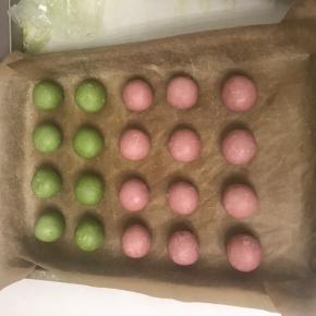 8 取一個酥皮條用手指從中間壓一下，二頭朝上用手掌壓扁，用擀麵杖向四面擀開，包上椰蓉餡，收口朝下用二手掌搓圓，放入烤盤（我還做了4 個雙色的開口酥，把油皮和油酥再各分為二，同上的方法擀開二種色的油酥皮，紅曲粉皮上面放上抺茶皮包上餡就好）