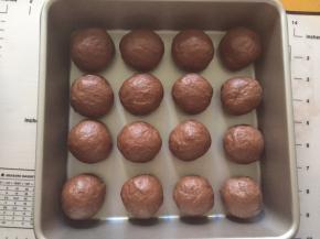 平均分成17份，每份33克左右，搓圆，放16个入烤盘，剩下一个面团做耳朵，放入烤箱二次发酵30分钟