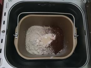 将黄油以上的全部材料放入面包机，和面20分钟