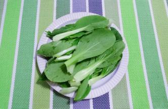 青菜洗干净备用