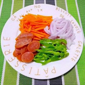 洋葱切丝、胡萝卜切丝、青菜洗干净、香肠切片备用