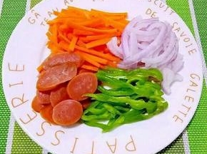 洋葱切丝、胡萝卜切丝、青菜洗干净、香肠切片备用