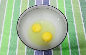 准备两个鸡蛋打入碗中