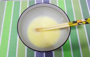 鸡蛋打散，加入两勺温水搅打均匀