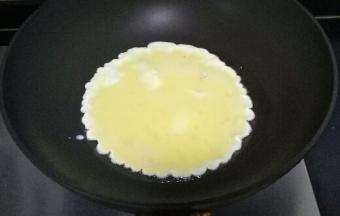 热锅热油倒入鸡蛋液，用筷子画圈搅拌至凝固