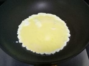 热锅热油倒入鸡蛋液，用筷子画圈搅拌至凝固
