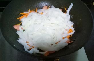 放入河粉，用筷子快速翻拌