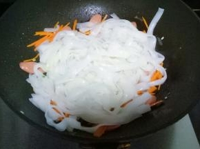 放入河粉，用筷子快速翻拌