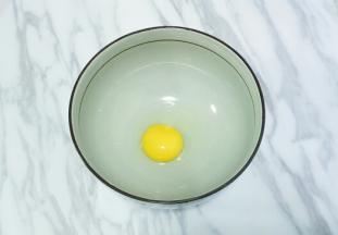一个鸡蛋打入碗中