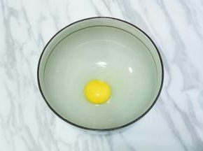 一个鸡蛋打入碗中