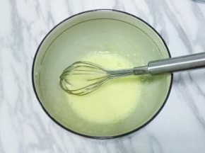 充分搅拌均匀，打至颜色有些发白