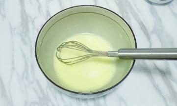 加入牛奶搅拌均匀