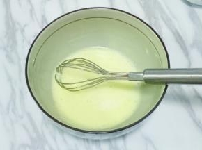 加入牛奶搅拌均匀