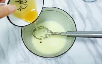 加入蜂蜜搅拌均匀