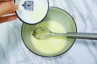 加入玉米油混合均匀