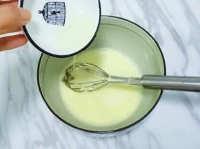 加入玉米油混合均匀