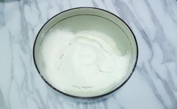 低筋面粉和泡打粉混合在一起，筛入低筋面粉及泡打粉