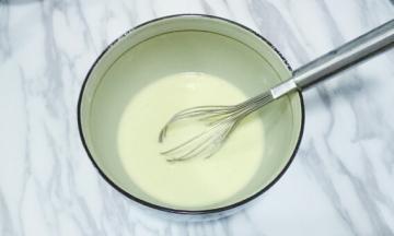 用手动打蛋器搅拌至行无颗粒状，提起打蛋器面糊能顺滑的流下即可，精置15分钟