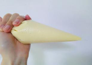 将面糊装入裱花袋，省的倒面糊时到处滴，而且这个也方便掌握量