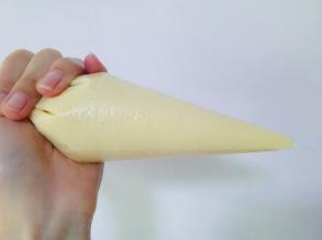 将面糊装入裱花袋，省的倒面糊时到处滴，而且这个也方便掌握量