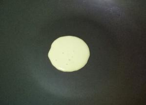 不粘锅不放油，挤出适量面糊，小火加热