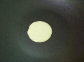 不粘锅不放油，挤出适量面糊，小火加热