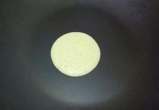 待面糊表面形成很多小孔时就可以翻面了