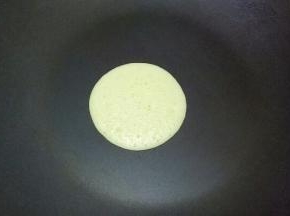 待面糊表面形成很多小孔时就可以翻面了