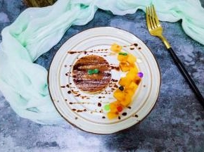 依次做完，淋些巧克力酱，美美的享受吧