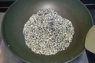 黑白芝麻用清水冲洗一下，放锅里小火炒熟