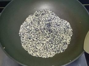 黑白芝麻用清水冲洗一下，放锅里小火炒熟