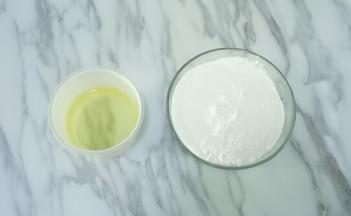 称量好玉米油及糯米粉