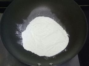 将糯米粉倒入炒锅中，小火加热炒熟，放凉备用；玉米油小火加热，放凉备用