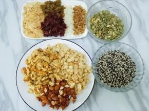 准备好所有的干果（根据自己喜好随意放，量自己增减）