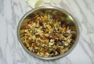 将所有干果倒入容器中