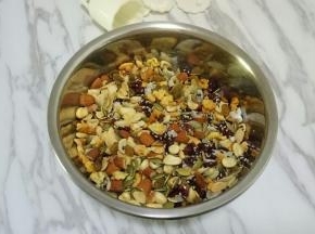 将所有干果倒入容器中