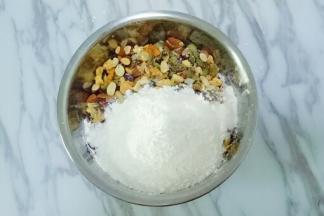 倒入炒熟的糯米粉