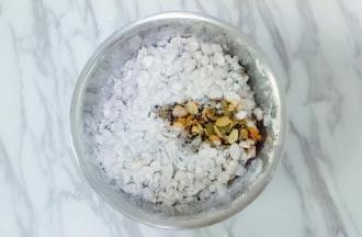 倒入白酒和玉米油