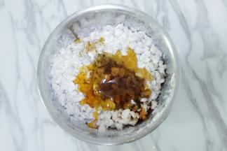 倒入麦芽糖和蜂蜜