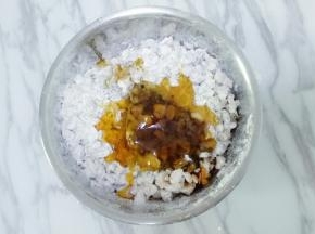 倒入麦芽糖和蜂蜜