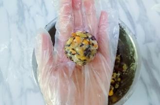 用手可以团成团即可