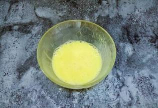 鸡蛋打入碗中，打散