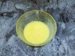 鸡蛋打入碗中，打散