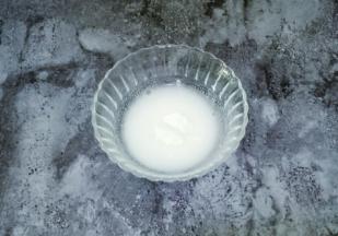 淀粉加适量水搅拌均匀备用