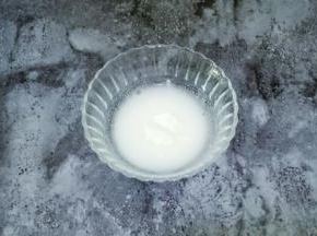 淀粉加适量水搅拌均匀备用