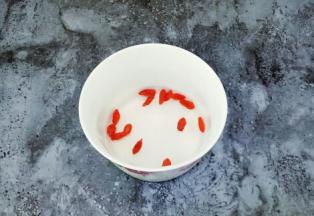 枸杞用清水浸泡一下