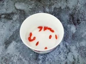 枸杞用清水浸泡一下