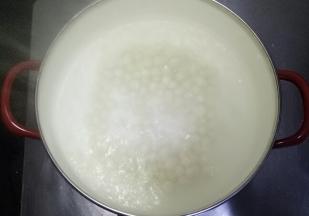 锅中放入2小碗水煮开，加入小圆子