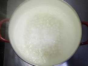 锅中放入2小碗水煮开，加入小圆子