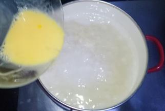 倒入蛋液搅散